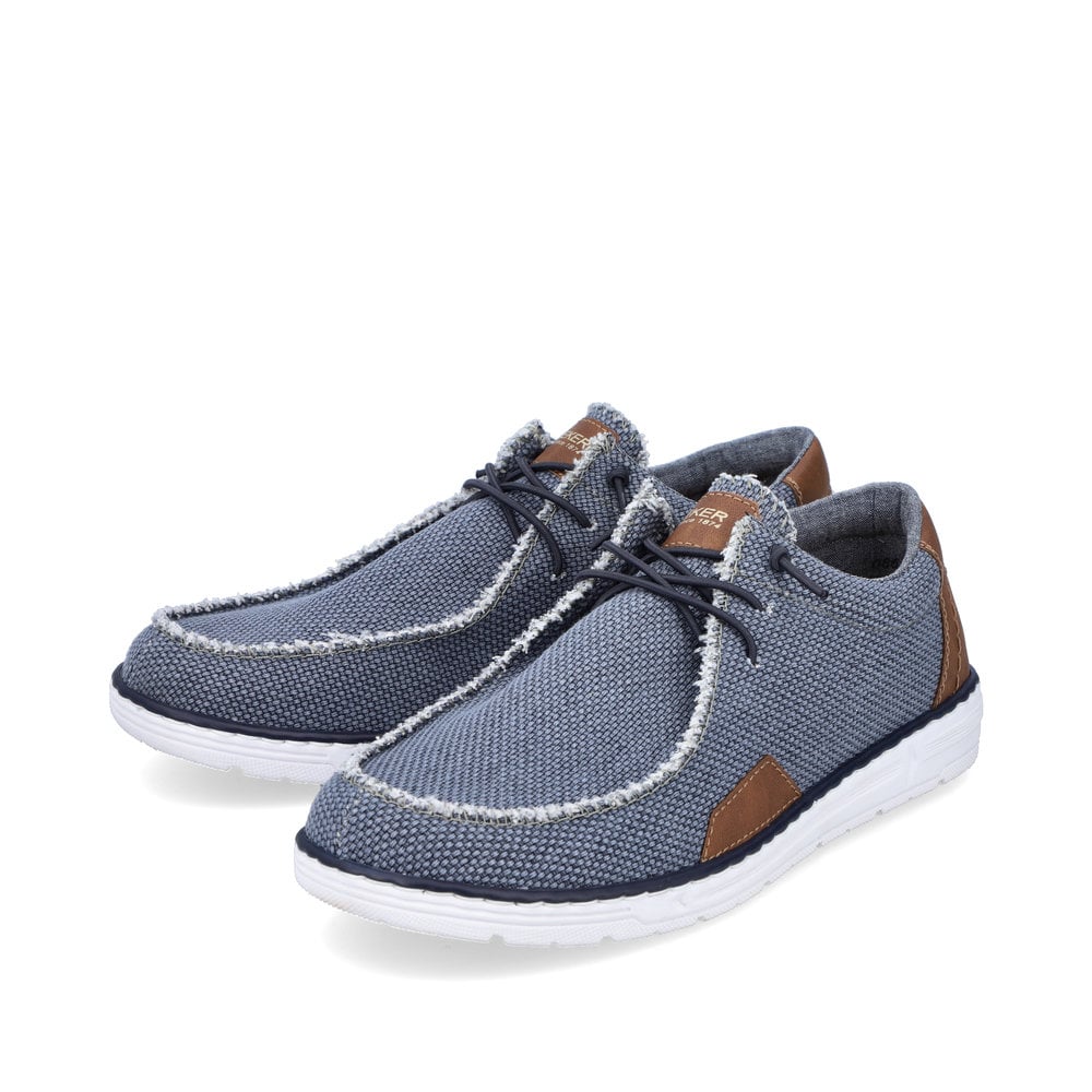 Blaue Rieker Herren Slipper 08600-12 mit einem Gummizug sowie Extraweite H. Schuhpaar seitlich schräg.