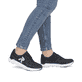 Baskets basses Rieker noires femme M9000-00 avec laçage en caoutchouc. Chaussure au pied.