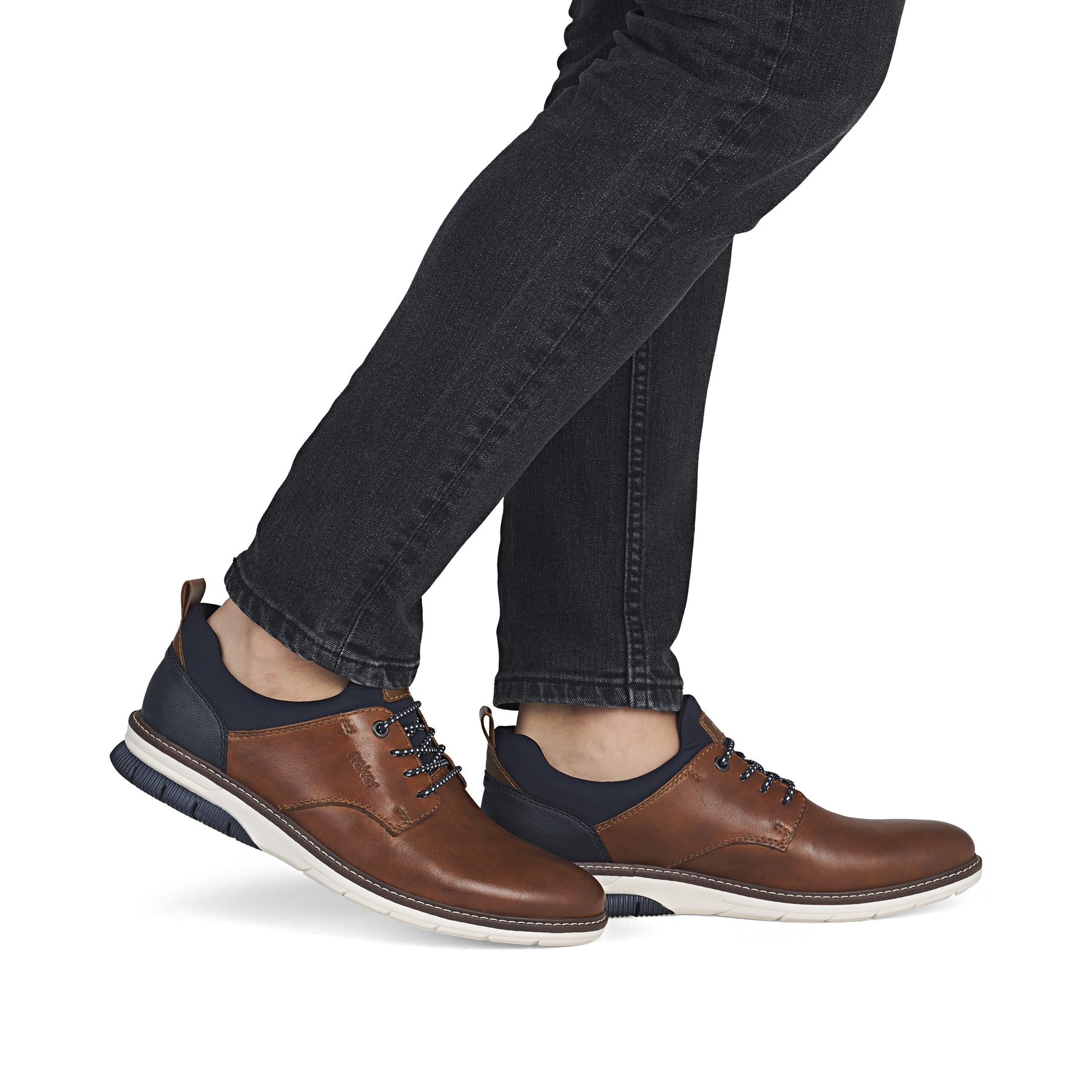 Braune Rieker Herren Slipper 14454-22 aus Glattleder mit einem Gummizug. Schuh am Fuß.