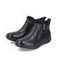 Mattschwarze Rieker Damen Kurzstiefel Z0060-00 mit einem Reißverschluss. Schuhpaar seitlich schräg.
