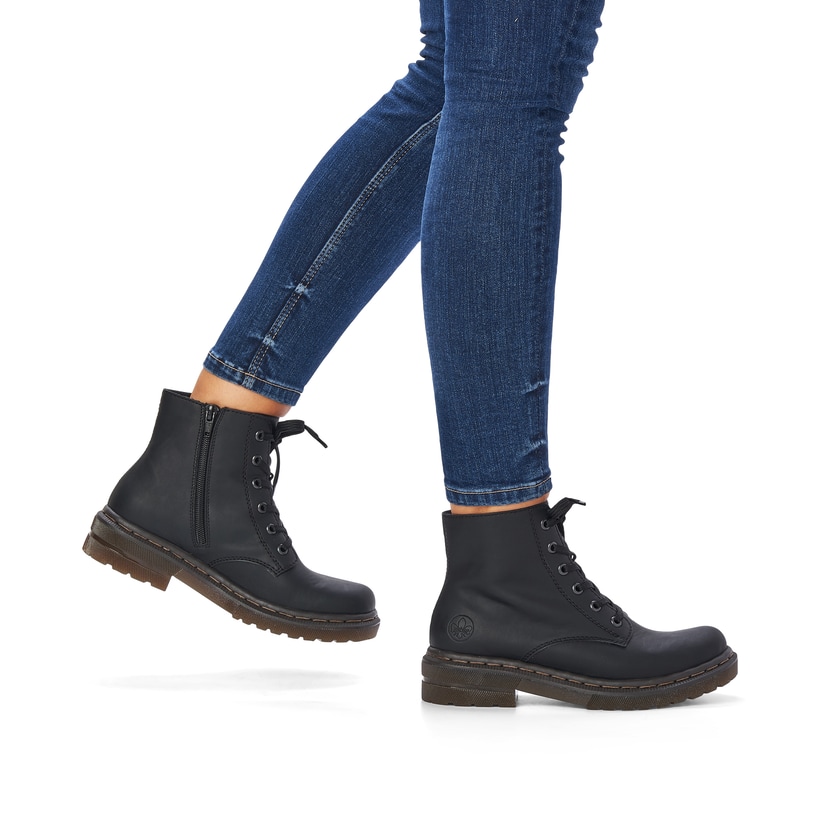 Tiefschwarze Rieker Damen Schnürstiefel 78240-00 mit Schnürung und Reißverschluss. Schuh am Fuß