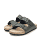 Grüne Rieker Herren Pantoletten 22190-54 mit einem Schnallen sowie Extraweite H. Schuhpaar seitlich schräg.