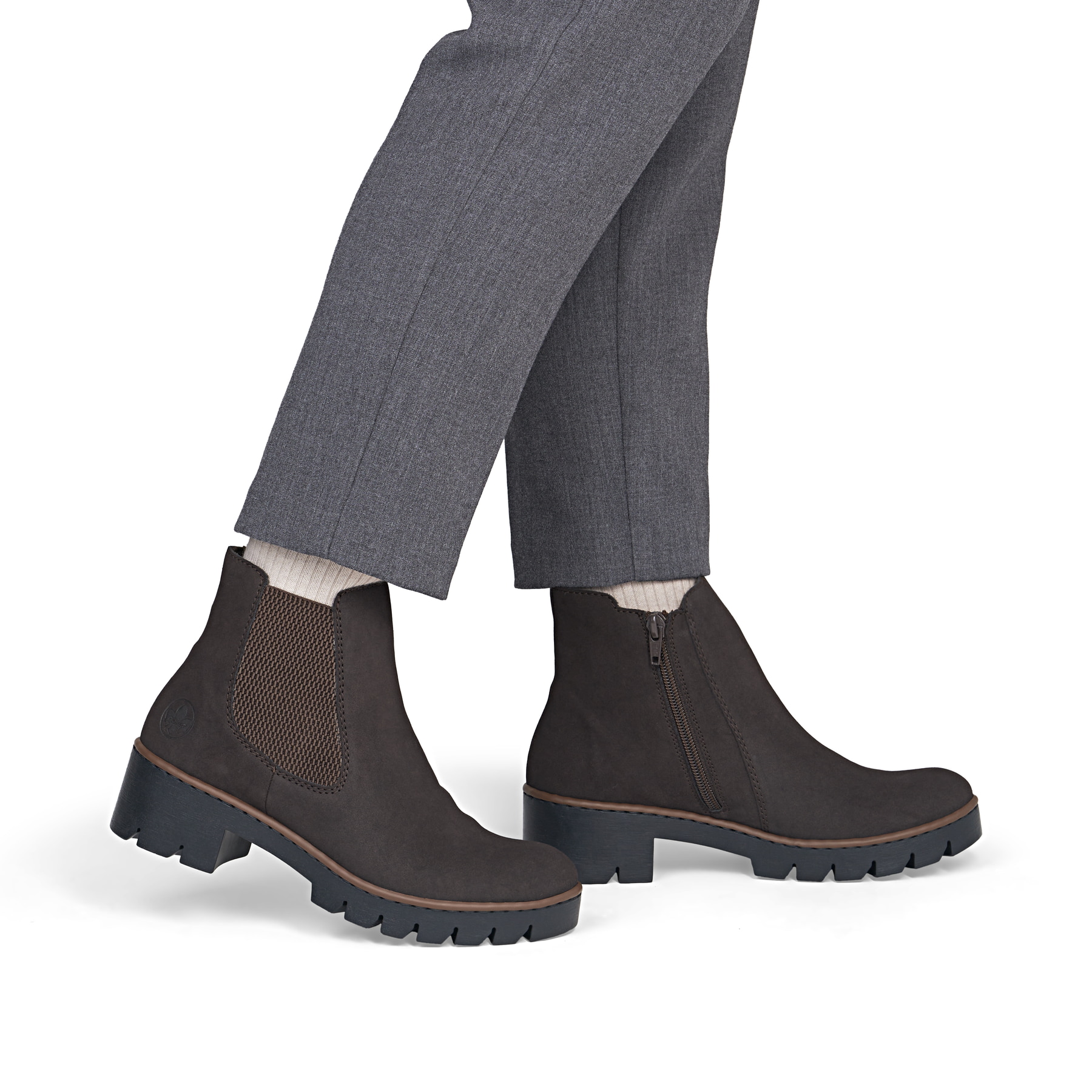 Dunkelbraune Rieker Damen Chelsea Boots X5772-25 mit einem Reißverschluss. Schuh am Fuß.