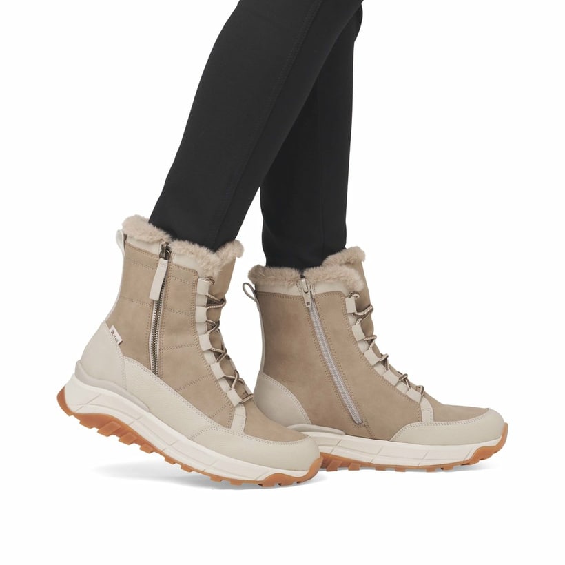 Beige Rieker Damen Schnürstiefel W0071-20 mit wasserabweisender TEX-Membran. Schuh am Fuß.