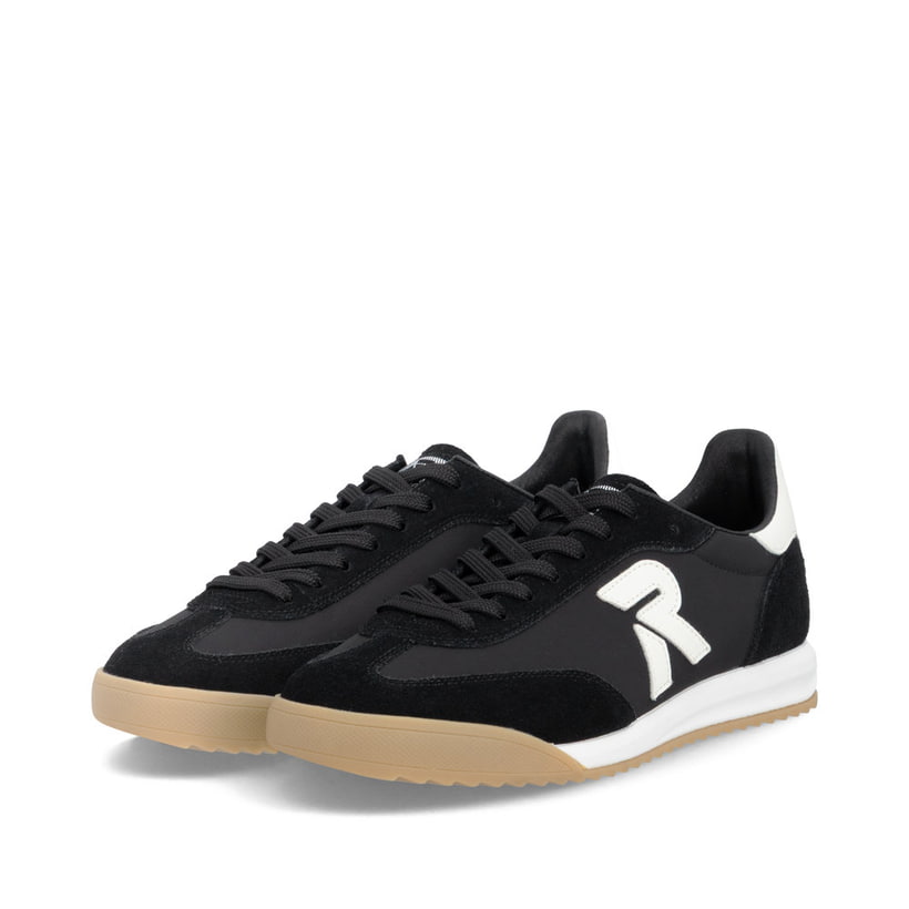 Schwarze Rieker Herren Sneaker Low U4000-00 mit Schnürung sowie abgesetztem Logo. Schuhpaar seitlich schräg.