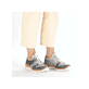 Blaue Rieker Damen Slipper N4255-12 mit einem Gummizug. Schuh am Fuß.