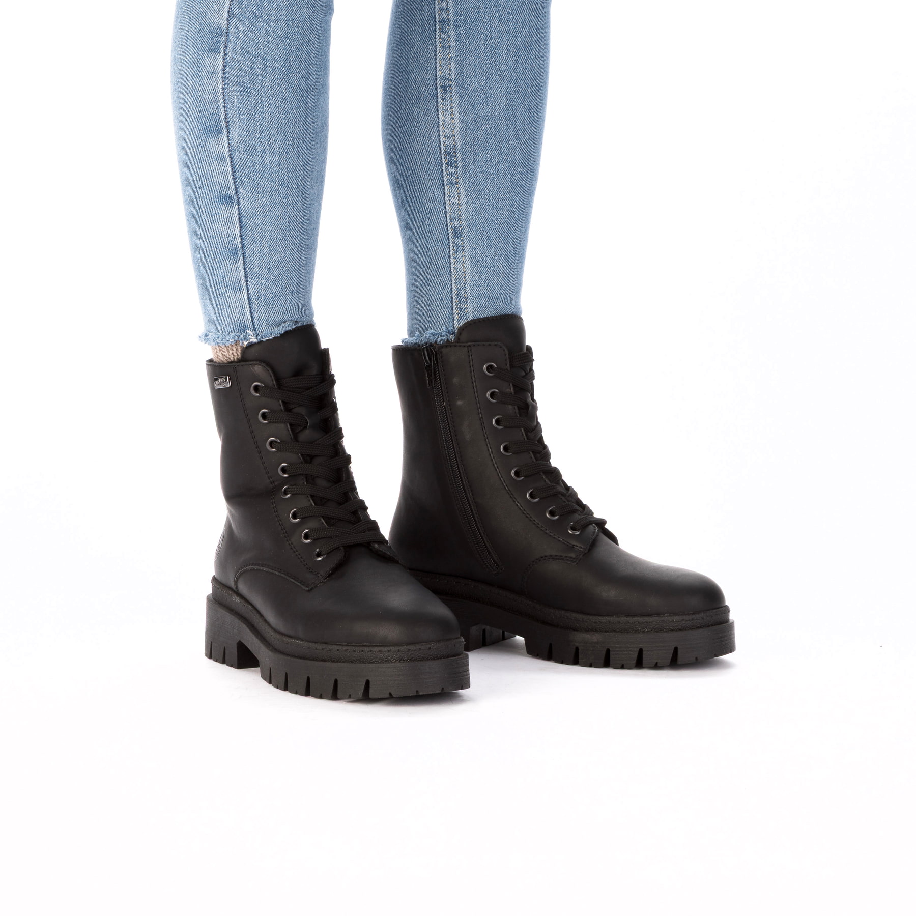 Schwarze Rieker Damen Biker Boots Z9447-00 mit wasserabweisender TEX-Membran. Schuh am Fuß.