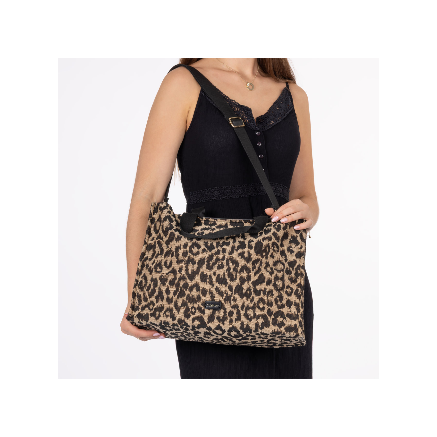 Sac à main Rieker H1070-90 en imprimé animalier avec fermeture éclair et sangle d’épaule amovible et ajustable. Porté.