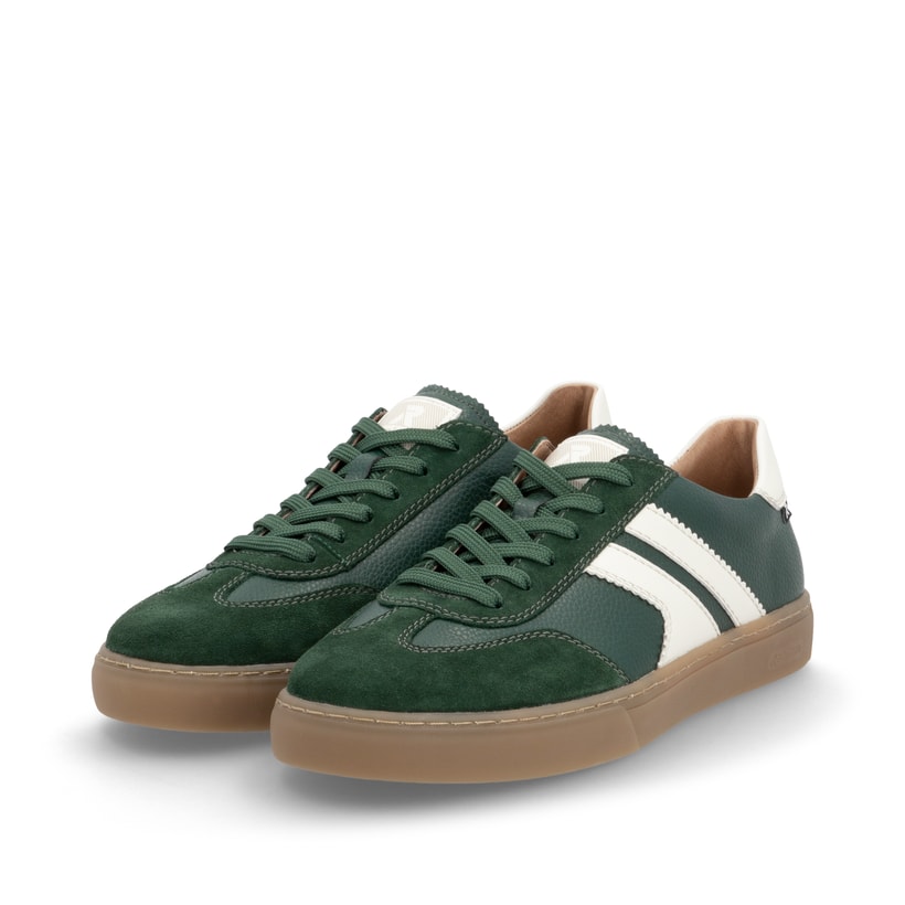 Grüne Rieker Herren Sneaker Low U0707-54 im Retro-Look mit weißen Streifen an der Seite sowie einer Schnürung. Schuhpaar seitlich schräg.