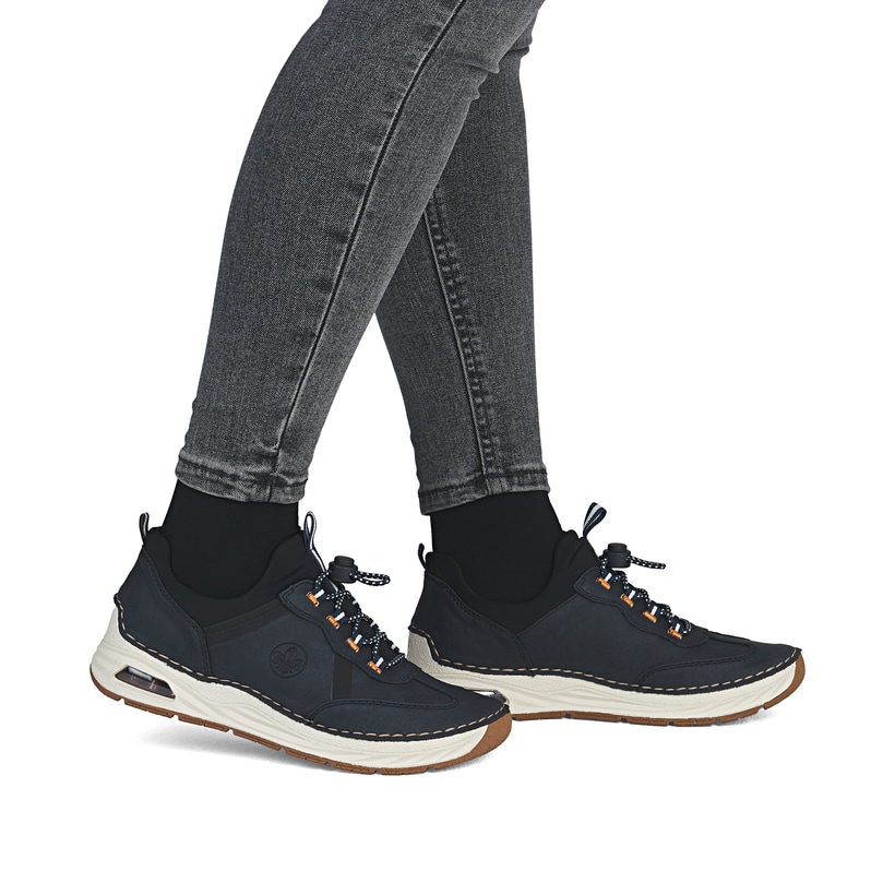 Mocassins Rieker bleus femme 44551-14 avec fenêtre de semelle Rieker Air. Chaussure au pied.