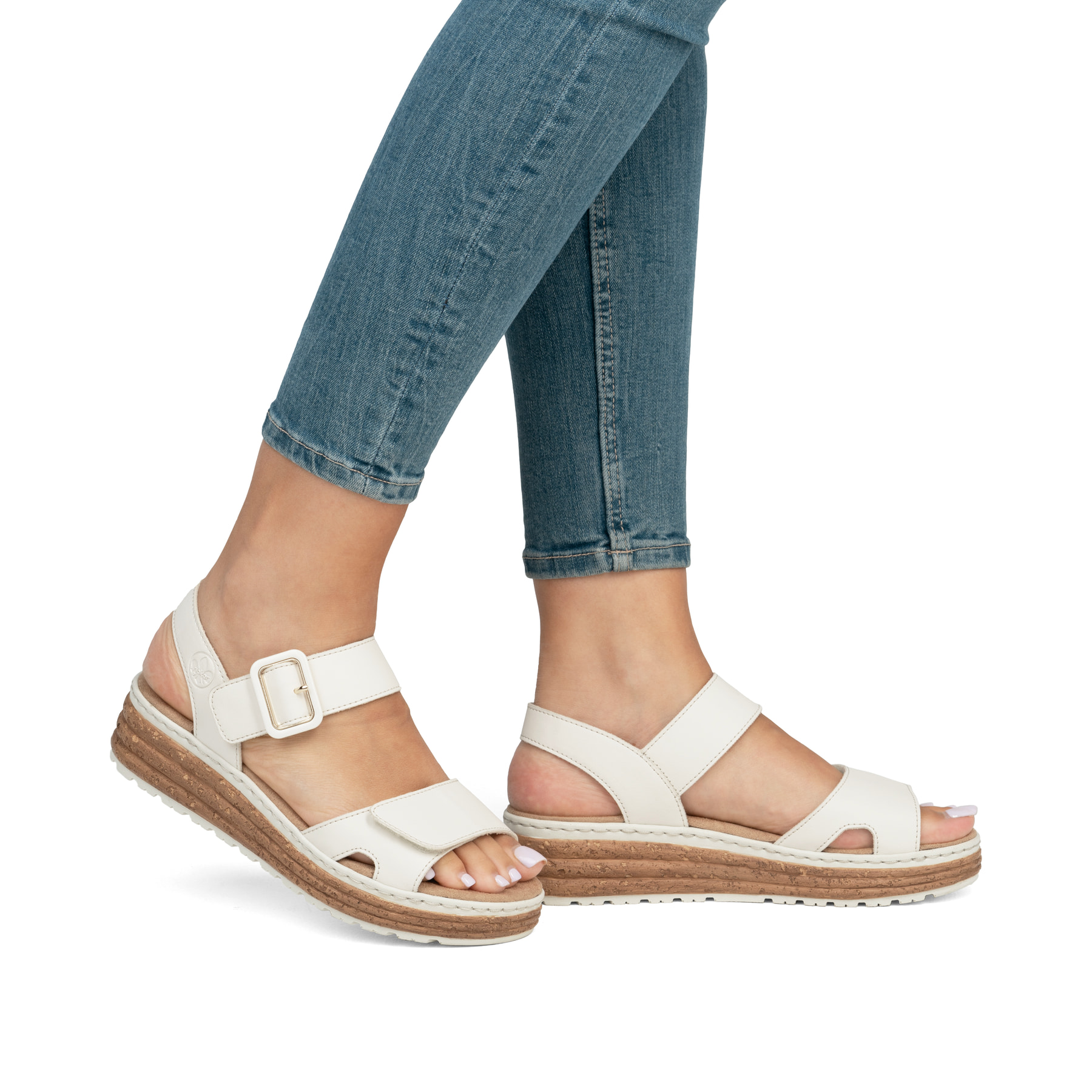 Beige Rieker Keilsandaletten 62760-60 mit trendigen Schnalle. Schuh am Fuß.