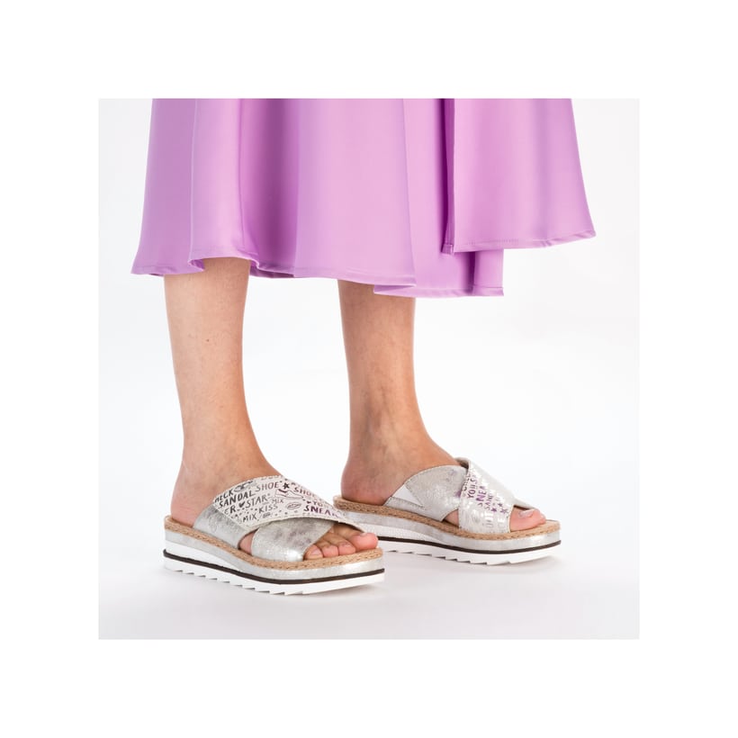 Silberne Rieker Damen Pantoletten V7979-80 mit einem Klettverschluss. Schuh am Fuß.