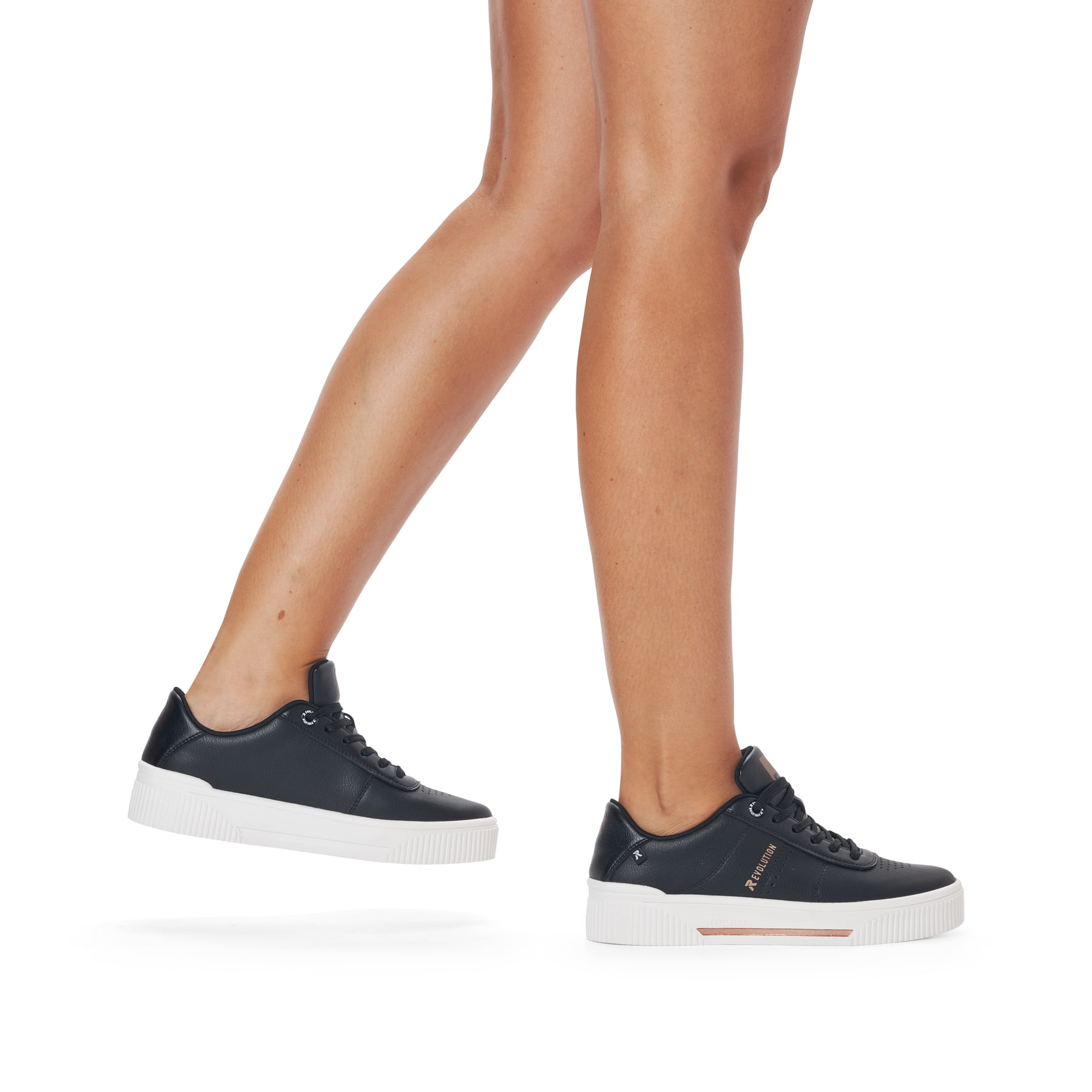 Schwarze Rieker Damen Sneaker Low W0702-00 mit strapazierfähiger Sohle. Schuh am Fuß.