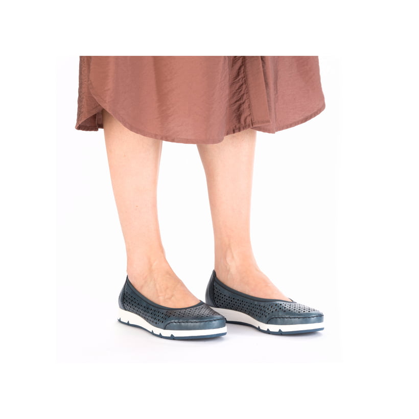 Blaue Rieker Ballerinas L3065-14 in Löcheroptik mit herausnehmbarer Einlegesohle. Schuh am Fuß.