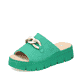 Grasgrüne Rieker Damen Pantoletten V1088-52 mit stilvoller Kette. Schuh seitlich schräg.