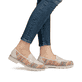 Mehrfarbige Rieker Damen Loafer 45562-90 mit einem Gummizug. Schuh am Fuß.