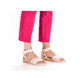 Beige Rieker Keilsandaletten V3673-60 mit Klettverschluss sowie leichter Sohle. Schuh am Fuß.