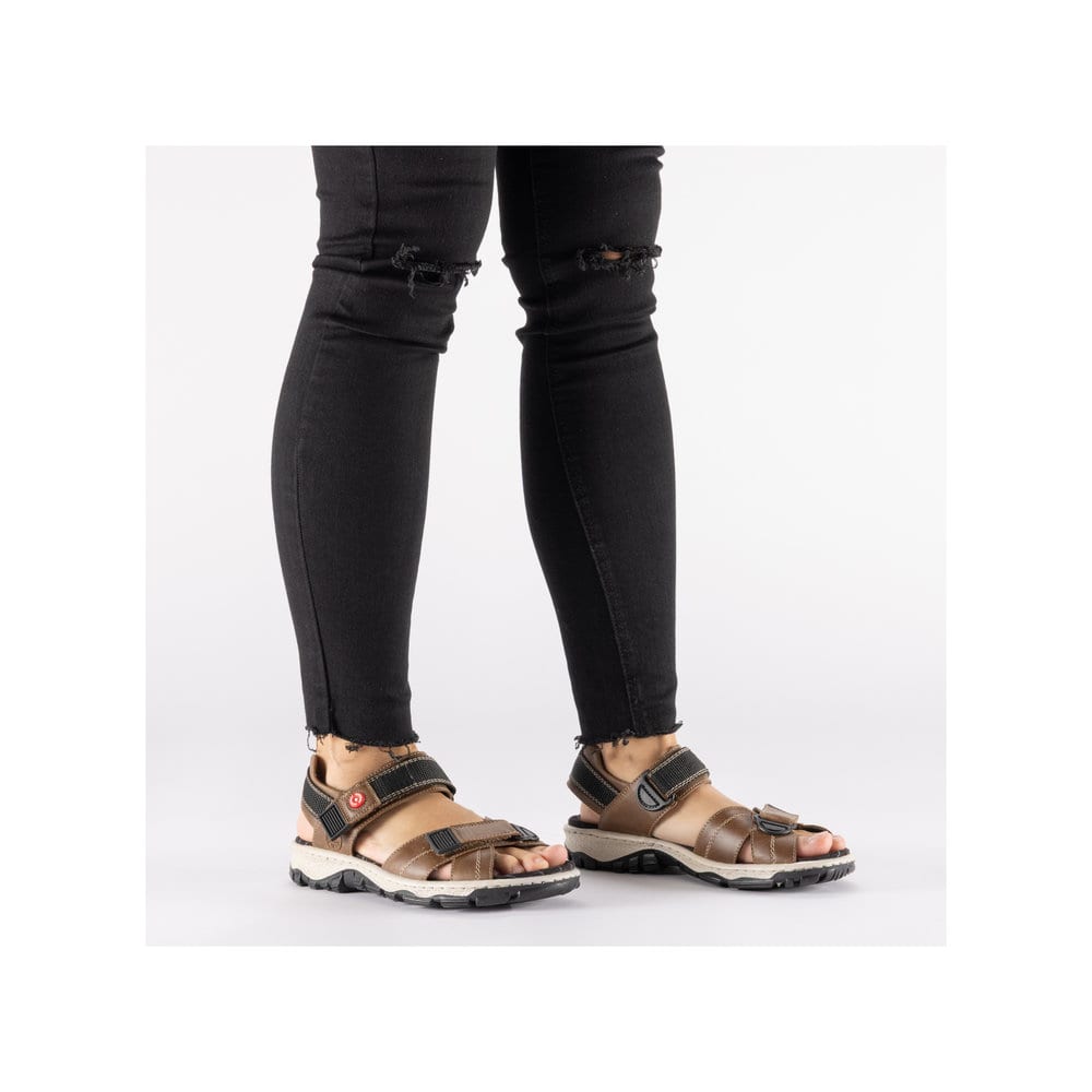 Braune Rieker Damen Trekkingsandalen 68851-22 mit einem Klettverschluss. Schuh am Fuß.