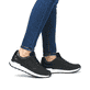 Schwarze Rieker Damen Sneaker Low W0606-00 mit griffiger Sohle sowie Schnürung. Schuh am Fuß.