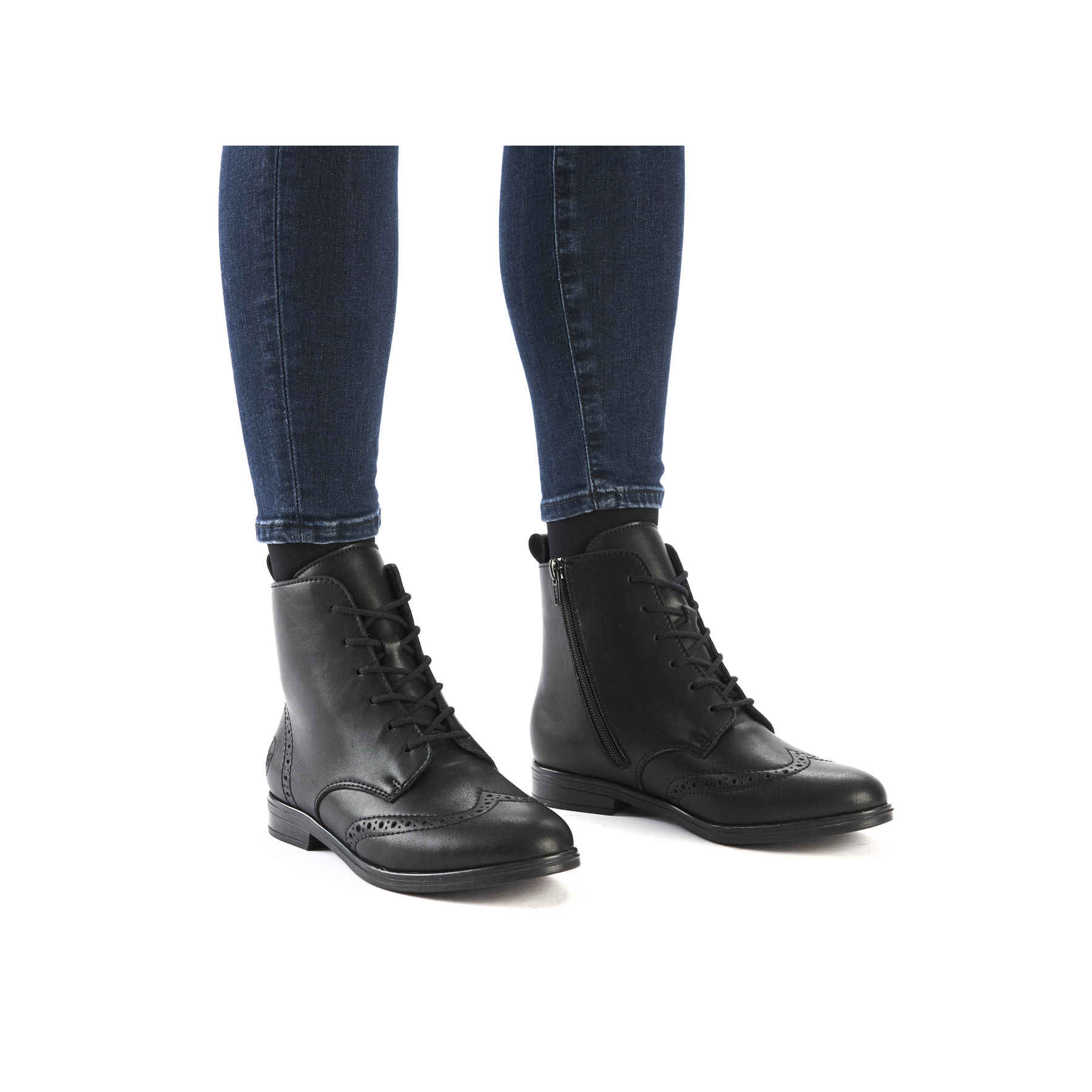 Mattschwarze Rieker Damen Schnürstiefel 46231-00 mit einem Reißverschluss. Schuh am Fuß.