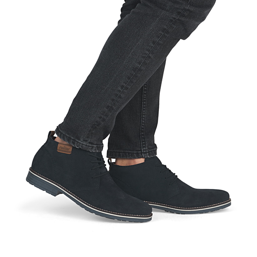 Dunkelblaue Rieker Herren Schnürschuhe 33206-14 aus Rauleder mit Komfortweite G. Schuh am Fuß.