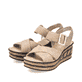 Beige Rieker Keilsandaletten 68163-62 mit trendigen Schnalle. Schuhpaar seitlich schräg.