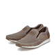 Beige Rieker Herren Slipper 11954-64 mit einem Gummizug sowie Komfortweite G 1/2. Schuhpaar seitlich schräg.