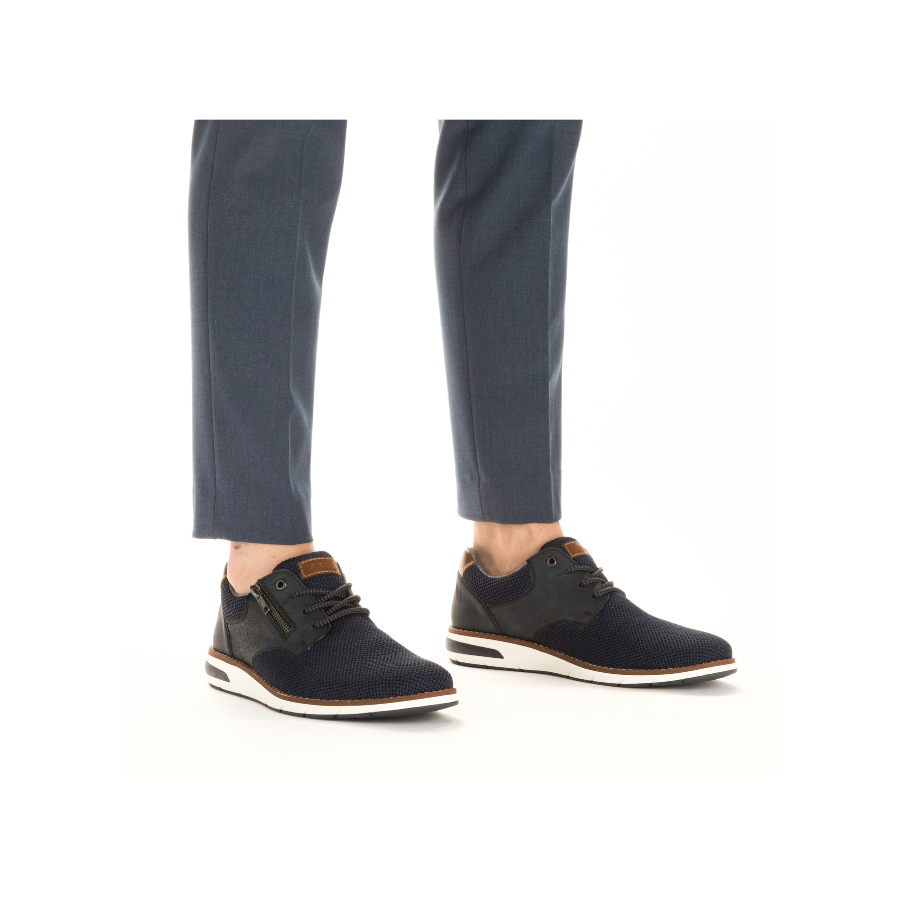 Blaue Rieker Herren Schnürschuhe 11311-14 mit einem Reißverschluss. Schuh am Fuß.