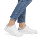 Weiße Rieker Damen Sneaker Low 41902-80 mit Schnürung sowie super leichter Sohle. Schuh am Fuß.