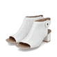Weiße Rieker Riemchensandaletten 64772-80 mit einem Klettverschluss. Schuhpaar seitlich schräg.