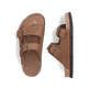 Braune Rieker Herren Pantoletten 21190-26 mit einem Schnallen sowie Extraweite H. Schuh von oben, liegend.