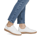 Weiße Rieker Damen Sneaker Low W2200-80 mit Schnürung sowie abriebfester Sohle. Schuh am Fuß.