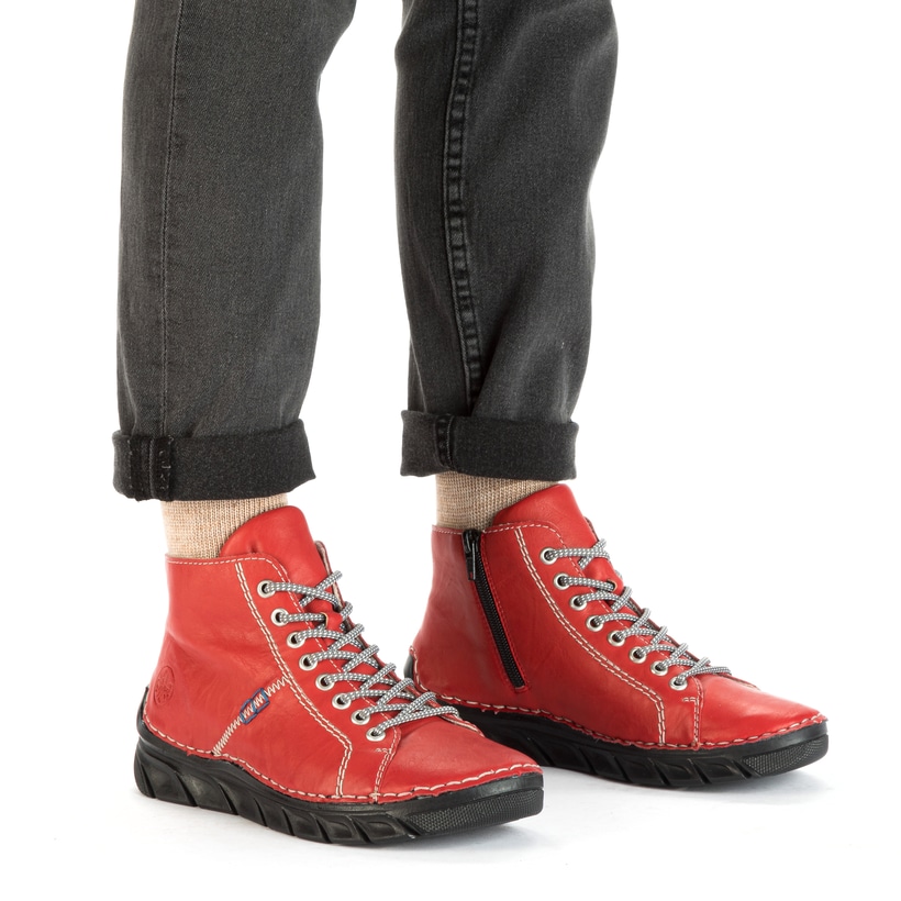 Feuerrote Rieker Damen Schnürschuhe 55020-33 mit einer schockabsorbierenden Sohle. Schuh am Fuß