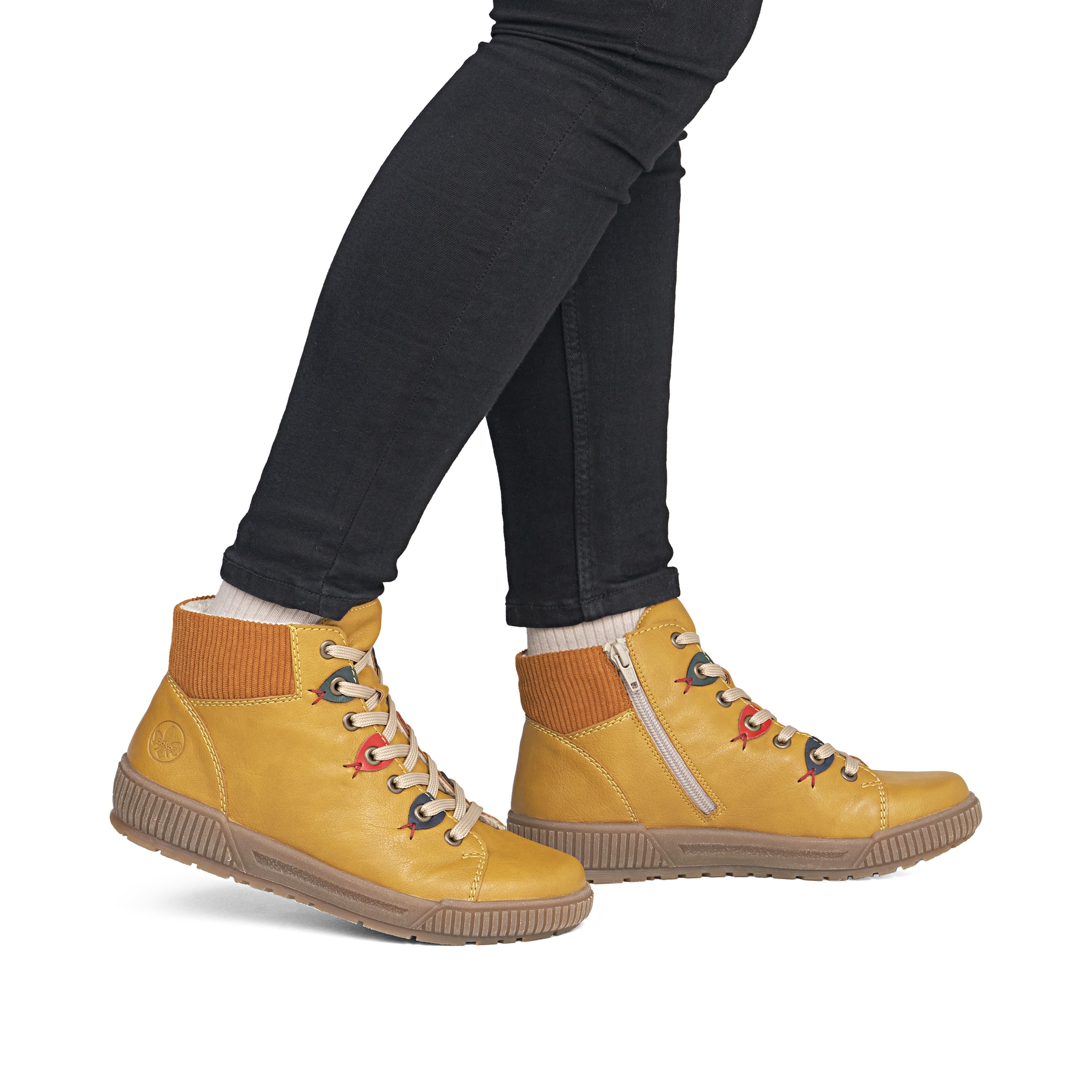 Ockerfarbene Rieker Damen Schnürstiefel N0711-68 mit farbenfrohen Details. Schuh am Fuß.