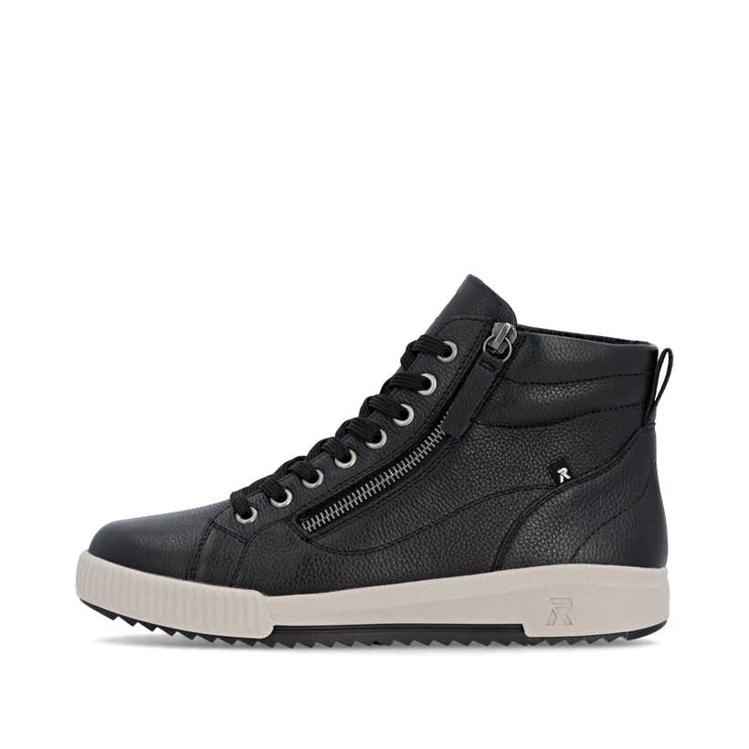 Schwarze Rieker Damen Sneaker High W0164-00 mit leichter und griffiger Sohle. Schuh Außenseite.