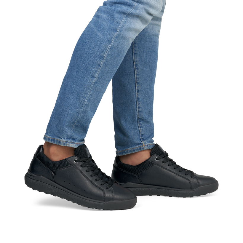 Baskets basses Rieker noires pour homme U1100-00 avec lacets. Chaussure au pied.