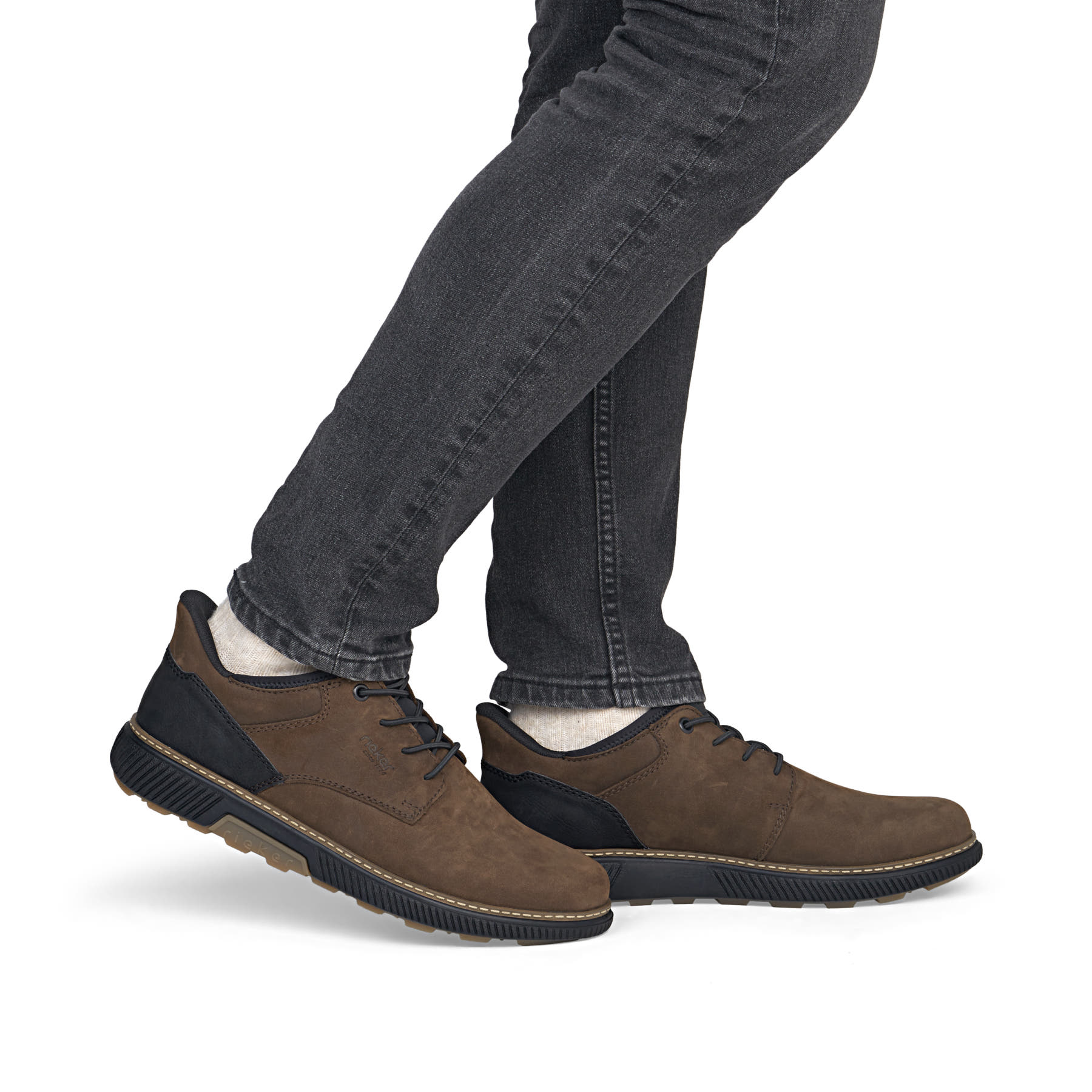 Dunkelbraun-schwarze Rieker Herren Slipper B3357-26 aus Rauleder. Schuh am Fuß.
