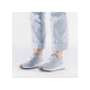 Blaue Rieker Damen Sneaker Low M4903-12 mit abgesetztem Logo sowie Schnürung. Schuh am Fuß.