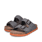 Graue Rieker Herren Pantoletten 21190-40 mit einem Schnallen sowie Extraweite H. Schuhpaar seitlich schräg.