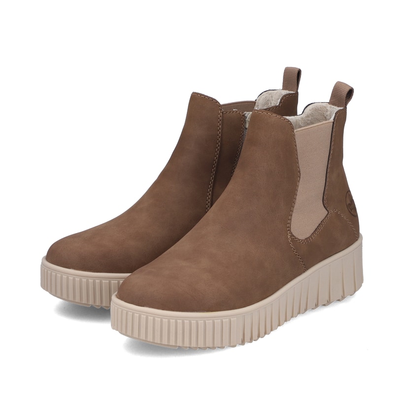 Braune Rieker Damen Chelsea Boots Y6151-24 mit einem Reißverschluss. Schuhpaar seitlich schräg.