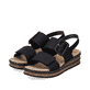 Schwarze Rieker Keilsandaletten 62950-00 mit trendigen Schnalle. Schuhpaar seitlich schräg.