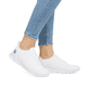 Weiße Rieker Damen Schnürschuhe 54020-80 mit einer herausnehmbaren Einlegesohle. Schuh am Fuß.