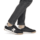 Schwarze Rieker Herren Sneaker Low U4000-00 mit Schnürung sowie abgesetztem Logo. Schuh am Fuß.