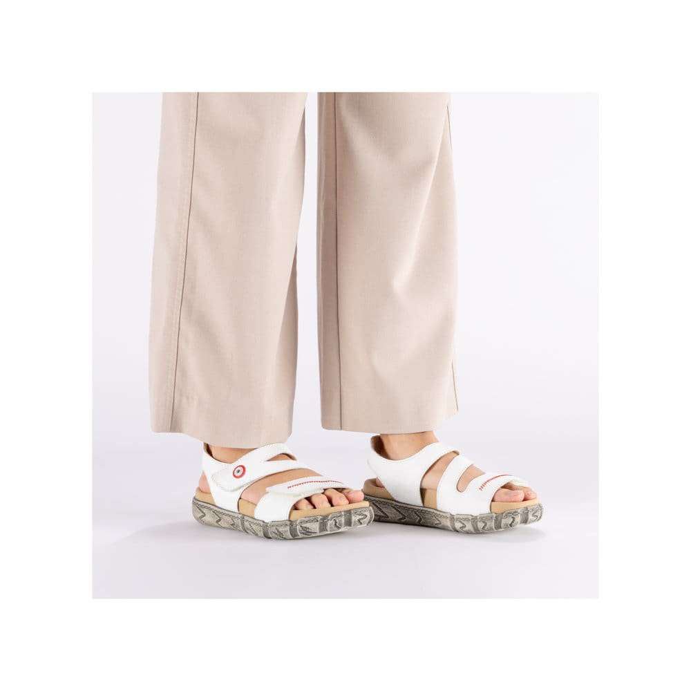 Weiße Rieker Damen Riemchensandalen V5151-80 aus Glattleder. Schuh am Fuß.