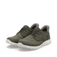 Grüne Rieker Herren Slipper B6658-52 mit Ready2GO Slip-in Feature sowie Gummizug. Schuhpaar seitlich schräg.