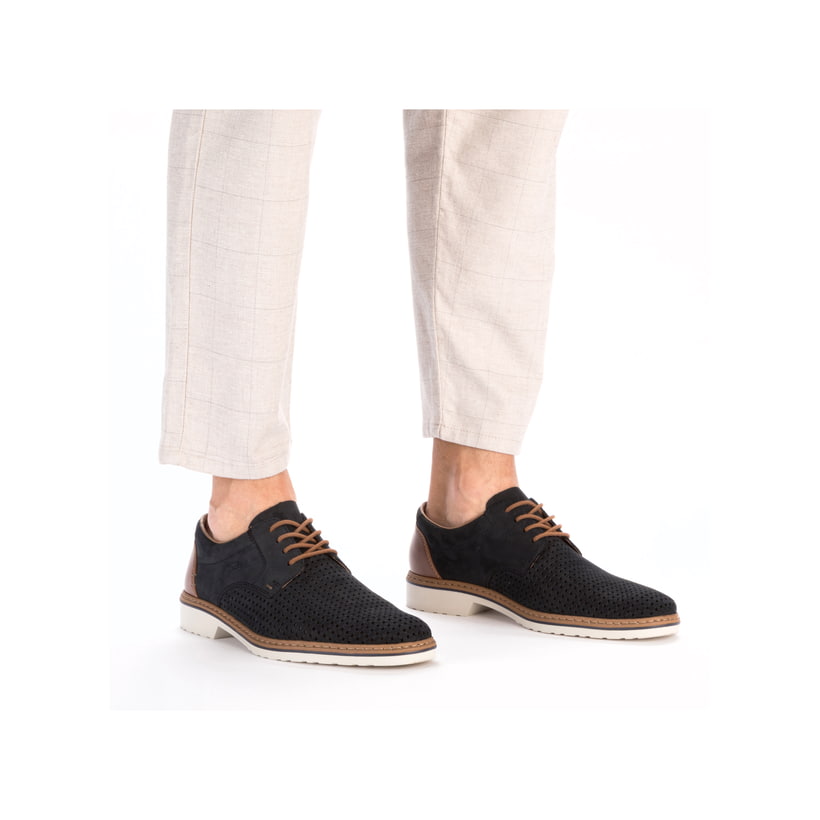 Blaue Rieker Herren Schnürschuhe 16506-16 in Löcheroptik sowie Extraweite H. Schuh am Fuß.