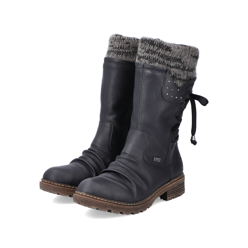 Tiefschwarze Rieker Damen Kurzstiefel Z4773-01 mit einer robusten Profilsohle. Schuhpaar schräg.