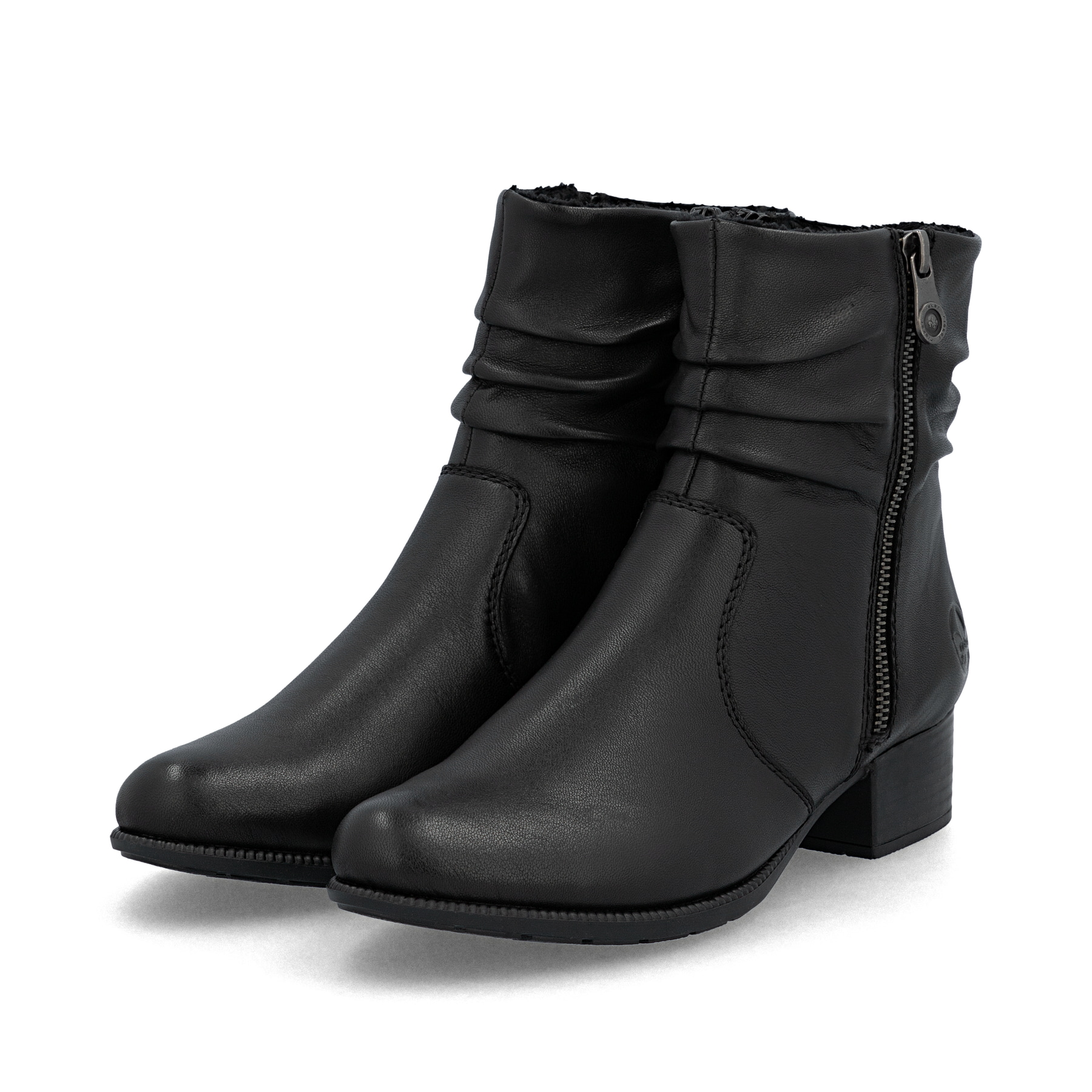 Schwarze Rieker Damen Stiefeletten 78656-00 aus Glattleder mit Reißverschluss. Schuhpaar seitlich schräg.