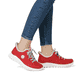 Rote Rieker Damen Slipper M5354-33 mit Ready2GO Slip-in Funktion sowie Gummizug. Schuh am Fuß.
