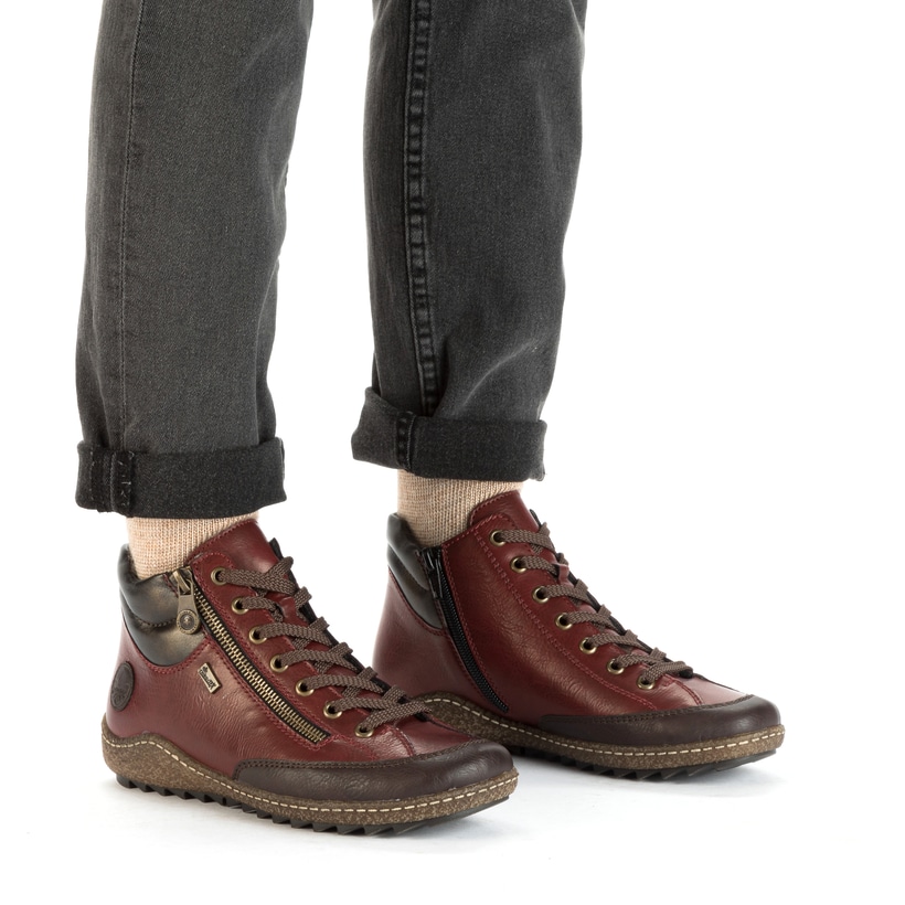Rote Rieker Damen Kurzstiefel L7500-35 mit wasserabweisender RiekerTEX-Membran. Schuh am Fuß.